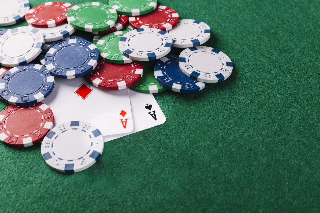 cartas e ficha de poker