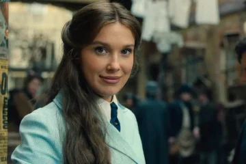 A atriz Millie Bob Brown caracterizada como a personagem Enola Holmes